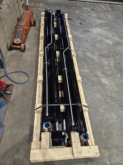 Hydro-electric cylinder