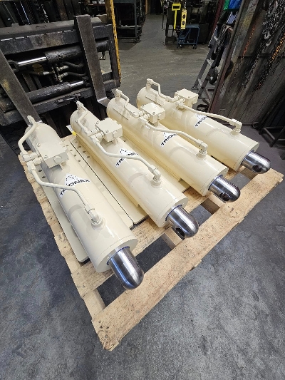 Outrigger cylinder for mining application